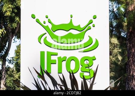 Aug 13, 2019 Sunnyvale / CA / USA - JFrog Logo am Hauptsitz im Silicon Valley; JFrog Ltd. Ist als Software-Entwicklungsunternehmen tätig und prov Stockfoto