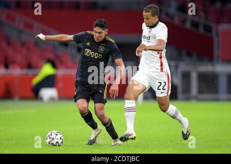 AMSTERDAM, NIEDERLANDE - AUGUST 29: Edson Alvarez von Ajax, Timothy Chandler von Eintracht Frankfurt während des Vorsaison-Spiels zwischen Ajax und Eintracht Frankfurt am 29. August 2020 in Amsterdam, Niederlande. *** Ortsüberschrift *** Edson Alvarez, Timothy Chandler Stockfoto