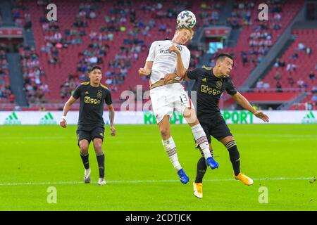 AMSTERDAM, NIEDERLANDE - 29. AUGUST: Edson Alvarez von Ajax, Martin Hinteregger von Eintracht Frankfurt, Lisandro Martinez von Ajax während des Vorsaison-Spiels zwischen Ajax und Eintracht Frankfurt am 29. August 2020 in Amsterdam, Niederlande. *** Ortsüberschrift *** Edson Alvarez, Martin Hinteregger, Lisandro Martinez Stockfoto