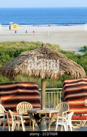 Einladende Entspannung auf der Sonnenterrasse im Waikiki Oceanfront Inn, Wildwood Crest, New Jersey, USA Stockfoto
