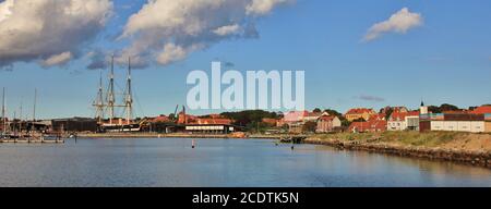 Fregatten Jylland und Hafen von Ebeltoft, Dänemark. Stockfoto