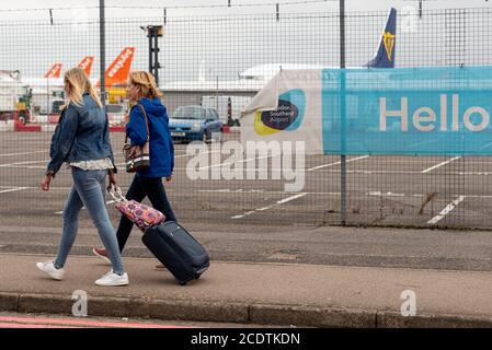 Passagiere, die den London Southend Airport verlassen haben, kamen an Bord des Ryanair-Fluges FR2183 aus Venedig, Italien, während des COVID-19 Coronavirus in Großbritannien an Stockfoto