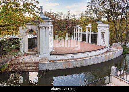 Herbstansicht des Theaters auf der Insel im Royal Baths Park in Warschau, Polen Stockfoto