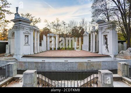 Herbstansicht des Theaters auf der Insel im Royal Baths Park in Warschau, Polen Stockfoto