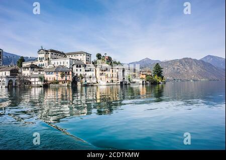 Blick auf die Insel San Giulio am Ortasee, piemont, italien Stockfoto