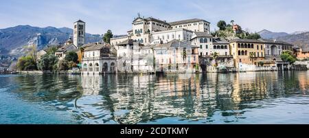 Blick auf die Insel San Giulio am Ortasee, piemont, italien Stockfoto