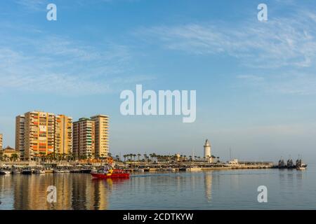 Weißer Leuchtturm und die hohen Gebäude von Malaga mit ihren Reflexionen in Malaga, Spanien, Europa Stockfoto