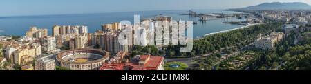 Panorama City Skyline und Hafen, Seehafen, Stierkampfarena von Malaga mit Blick auf das Meer in Malaga, Spanien, Europa Stockfoto