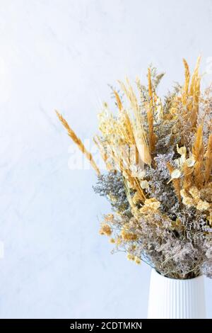 Bouquet von bunten getrockneten Blumen und gelben Spitzen Stockfoto