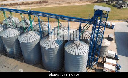 Drohne Aufnahme einer großen Silo System landwirtschaftlichen Farm in Europa. Stockfoto