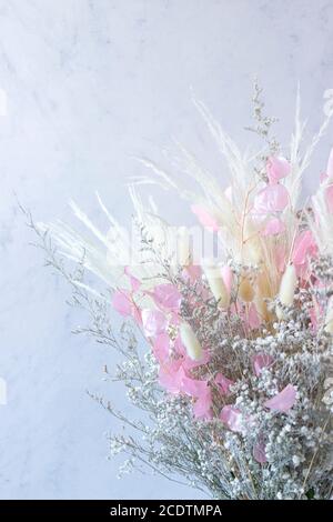 Bouquet von bunten getrockneten Blumen weiß und rosa und weiß Spikes Stockfoto