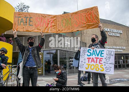 SOUTHBANK LONDON, GROSSBRITANNIEN - 29. AUGUST 2020 . Mitarbeiter aus Londoner Galerien, die von der( PCS) unterstützt werden Öffentliche und kommerzielle Dienstleistungsgewerkschaft protestieren gegen Pläne, Arbeitsplätze und schlechte Bezahlung außerhalb des Southbank-Zentrums wegen finanzieller Folgen des Covid-19-Coronavirus zu kürzen.Tate-Mitarbeiter haben auf unbestimmte Zeit streikt, um die 313 Arbeitsplätze bei Tate Enterprises zu retten. Kredit: amer ghazzal/Alamy Live Nachrichten Stockfoto