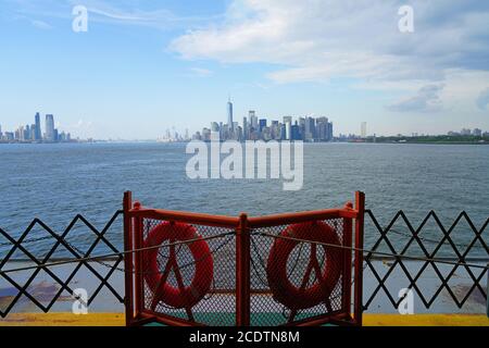 NEW YORK CITY, NY -22 AUG 2020- Panoramablick auf die Skyline von New York City von der Staten Island Ferry aus. Stockfoto