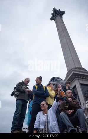 Traflagar Square, London, 29. August 2020. Die Menschen protestieren gegen Sperrregeln, die die Regierung, Bill Gates und Impfstoffe anführen. David Icke Stockfoto