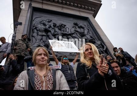 Traflagar Square, London, 29. August 2020. Die Menschen protestieren gegen Sperrregeln, die die Regierung, Bill Gates und Impfstoffe anführen. David Icke Stockfoto