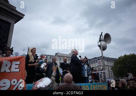 Traflagar Square, London, 29. August 2020. Die Menschen protestieren gegen Sperrregeln, die die Regierung, Bill Gates und Impfstoffe anführen. David Icke Stockfoto