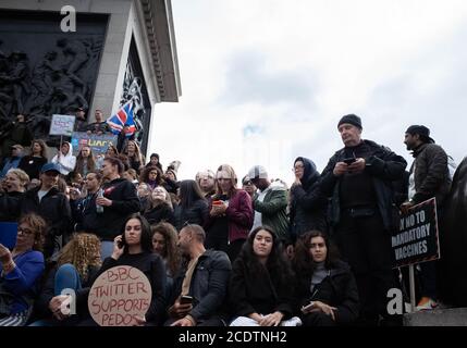 Traflagar Square, London, 29. August 2020. Die Menschen protestieren gegen Sperrregeln, die die Regierung, Bill Gates und Impfstoffe anführen. David Icke Stockfoto