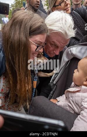 Traflagar Square, London, 29. August 2020. Die Menschen protestieren gegen Sperrregeln, die die Regierung, Bill Gates und Impfstoffe anführen. David Icke Stockfoto