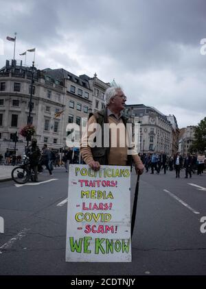 Traflagar Square, London, 29. August 2020. Die Menschen protestieren gegen Sperrregeln, die die Regierung, Bill Gates und Impfstoffe anführen. David Icke Stockfoto