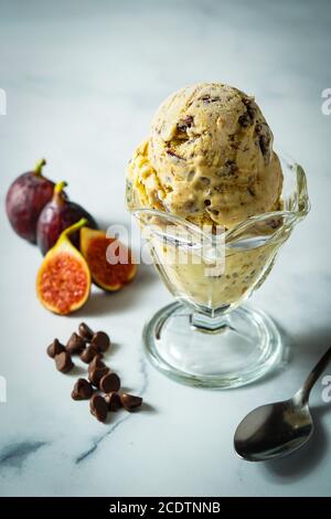 Schokoladeneis in einer Glasschale Stockfoto