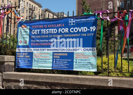 Bannerschild hängt vom Tor einer Kirche in Northern Manhattan fördert nahe gelegene Teststandorte für Covid-19 oder Coronavirus Während der Pandemie Stockfoto