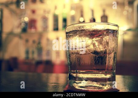 Ein Glas Whiskey an der Bar Stockfoto