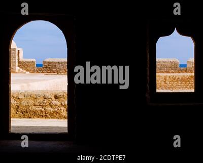 Festung von Borj El-Kebir Ottoman, besondere Ansicht der arabischen Stil Fenster in den Steinen der Festung, Mahdia, tun geschnitzt Stockfoto