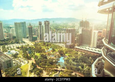 Blick vom Skywalk der Petronas Twin Towers zu Die angrenzenden Wolkenkratzer und Park Stockfoto