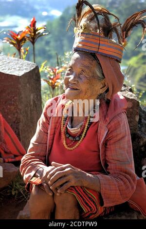 Alte Ifugao Frau in traditioneller Kleidung Stockfoto