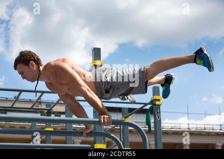 Moskau, Russland. 26. Juli 2014 ein Athlet führt Übungen an der World Street Workout Championship 2014 im Rahmen des Extremsportfestivals Moscow City Games auf dem Gebiet des Luschniki-Stadions in Moskau, Russland Stockfoto