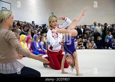 Moskau, Russland. 25. Oktober 2014 die zweizeitigen Olympiasieger Svetlana Khorkina (links) und Elena Zamolodchikova (rechts) geben jungen Turnern in der Dynamo-Sporthalle des Olympiastadions in Moskau, Russland, eine Meisterklasse Stockfoto