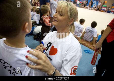 Moskau, Russland. 25. Oktober 2014 Moskau, Russland. Die zweimalige Olympiasiegerin Svetlana Khorkina gibt ein Autogramm während einer Meisterklasse für junge Turnerinnen in der Dynamo-Sporthalle des Olympiastadions in Moskau, Russland Stockfoto