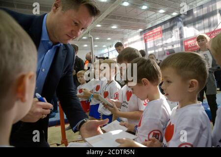 Moskau, Russland. 25. Oktober 2014 der viermalige Olympiasieger Alexej Nemov gibt jungen Turnern während einer offenen Meisterklasse für Schüler von Sportschulen in Moskau und der Region Moskau Autogramme am allrussischen Tag der Gymnastik, Russland Stockfoto