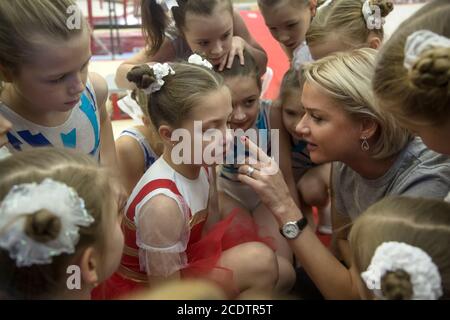 Moskau, Russland. 31. Oktober 2015 Russlands zweimalige Olympiasiegerin Swetlana Khorkina beruhigt eine junge Turnerin nach einer schlechten Leistung beim russischen Turntag in der CSKA-Turnhalle in Moskau, Russland Stockfoto