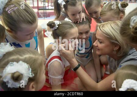 Moskau, Russland. 31. Oktober 2015 die zweifache Olympiasiegerin Svetlana Khorkina beruhigt eine junge Turnerin nach einer schlechten Leistung beim russischen Turntag in der CSKA-Turnhalle in Moskau, Russland Stockfoto