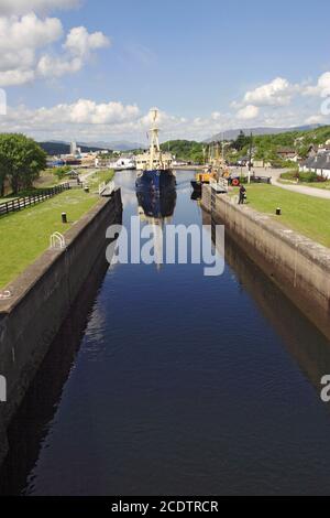 Schiff in der Schleuse, Caledonischer Kanal Stockfoto