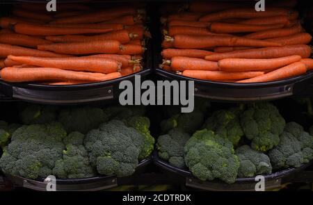Frische Karotten und Brokkoli zum Verkauf in einem Lebensmittelgeschäft Stockfoto