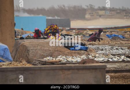 Racks von sonnengetrocknetem (guédj), gesalzenem und/oder geräuchertem Fisch (kétiakh) in Cayar (Senegal), einem unverzichtbaren Lebensmittel in ganz Westafrika Stockfoto