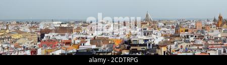 Ein Frühling Mai Himmel über spanischen Sevilla Altstadt Dächer. Stockfoto