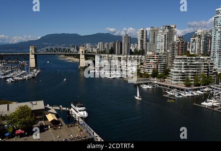 Ein Blick auf Boote in False Creek, Downtown Apartments und Wohnanlagen, die Burrard Street Bridge und Granville Island (unten links) in Vancouver, Brit Stockfoto