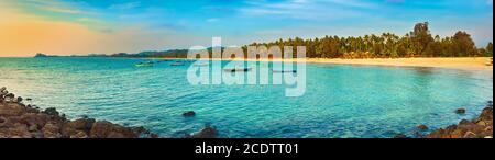 Seascape bei Sonnenuntergang. Schöne Landschaft des Indischen Ozeans. Panorama Stockfoto