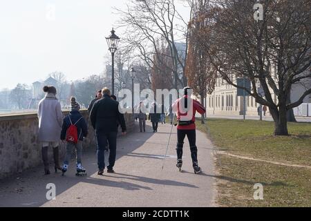 Menschen an den Ufern der Elbe in Magdeburg An einem Wintertag Stockfoto