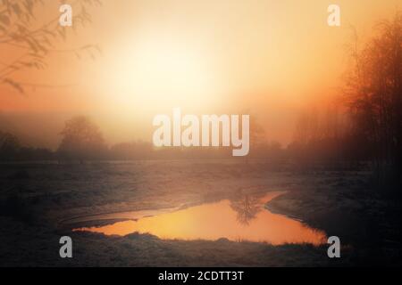 Winterlicher Sonnenuntergang in einem norddeutschen Moor Stockfoto