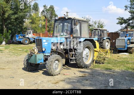 Traktor, in einer Zeile stehen. Landwirtschaftliche Maschinen. Stockfoto