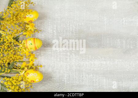 Osterferien Komposition in gelben Farben mit Frühlingsblumen. Stockfoto