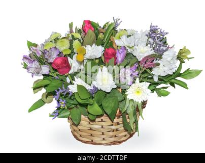 Festlicher Blumenstrauß im Korbkorb isoliert auf weiß Hintergrund Stockfoto