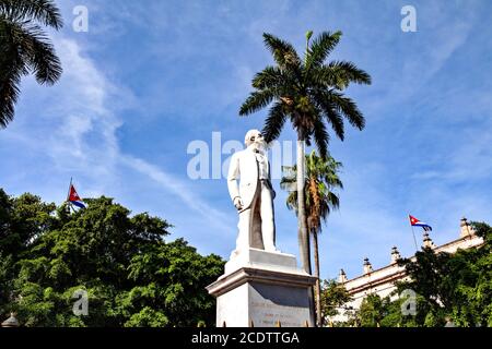 Statue von Carlos Manuel De Cespedes mit Kuba Flagge im Hintergrund in alten Havanna, Kuba, Er ist der Fath Stockfoto