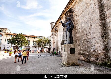 Touristen fotografieren vor der Statue von Fray Junipero Serra in Havanna, Kuba Stockfoto