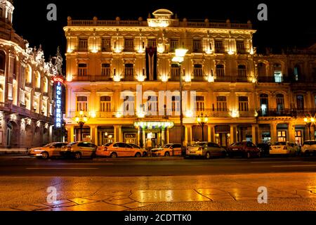 Nachtansicht des Gran Teatro de La Habana (Tolles Theater von Havanna) und das berühmte Hotel Inglaterra Stockfoto