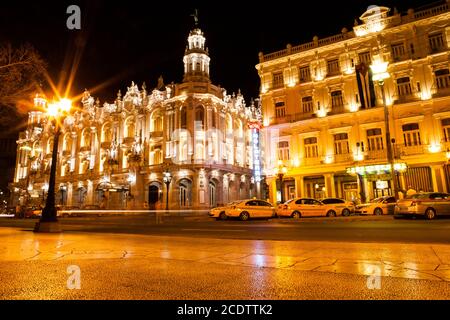 Nachtansicht des Gran Teatro de La Habana (Tolles Theater von Havanna) und das berühmte Hotel Inglaterra Stockfoto
